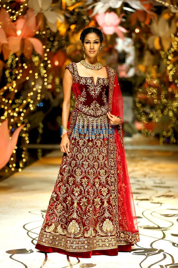 sonam kapoor walks for rohit bal at india bridal fashion week 2013 5