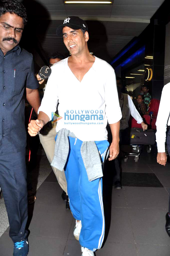 akshay kumar snapped with his son aarav at the airport 6