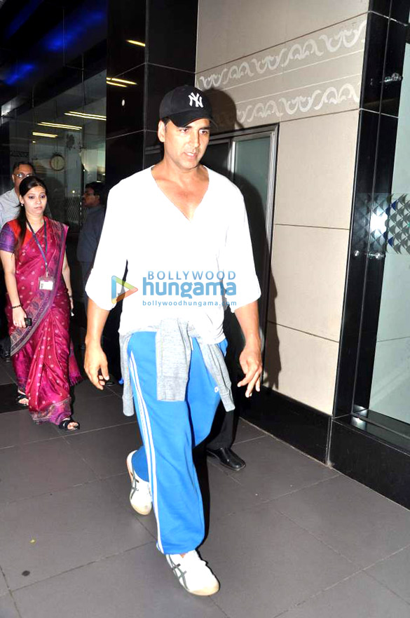 akshay kumar snapped with his son aarav at the airport 5