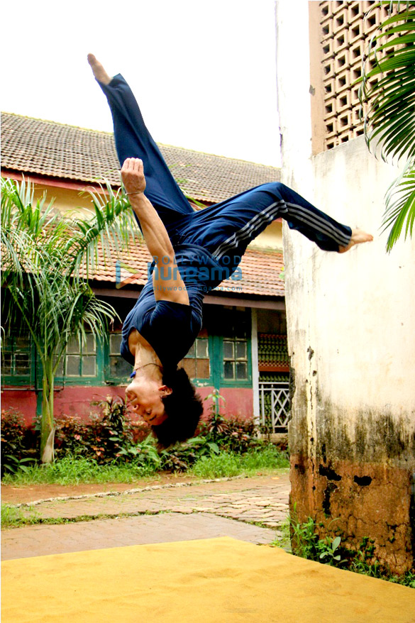 tiger shroff performs daredevil stunts 6