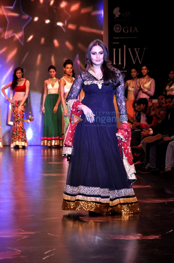 anil kapoor huma walk the ramp at iijw 2013 5