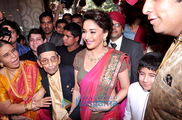 madhuri dixit launches p n gadgil jewellers store 3
