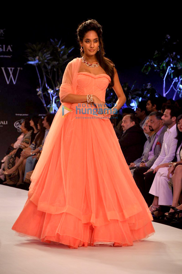 lisa haydon walks the ramp for nirav modi at iijw 2013 4