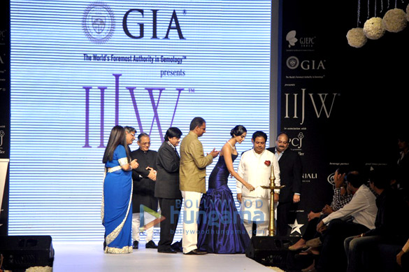 sonam kapoor walks the ramp at iijw 2013 3