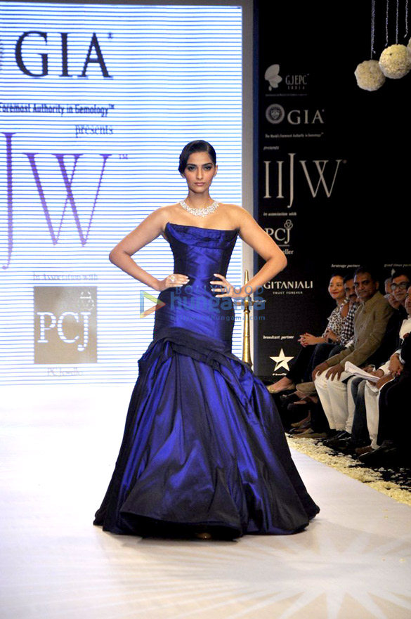 sonam kapoor walks the ramp at iijw 2013 6