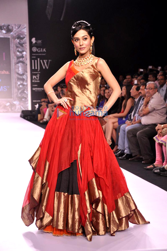 amrita rao walks the ramp for agni jewels at iijw 2013 4