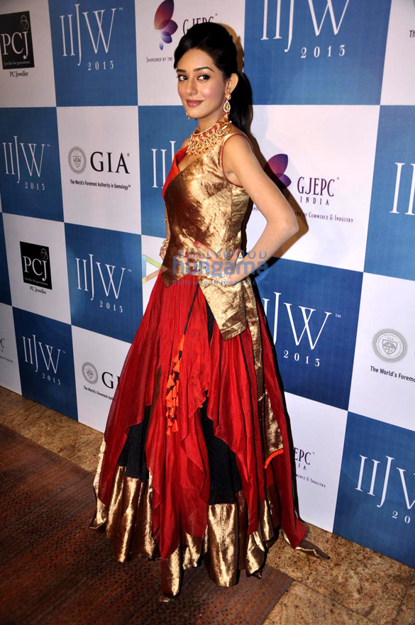 amrita rao walks the ramp for agni jewels at iijw 2013 9