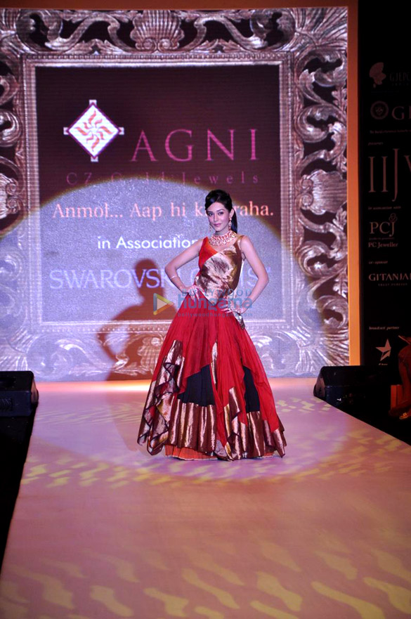 amrita rao walks the ramp for agni jewels at iijw 2013 2