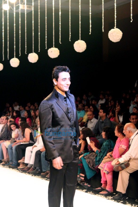 mantra walks the ramp for beti at iijw 2013 2