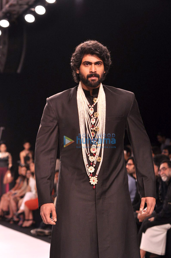 rana kajal tapsee walk the ramp for moni agarwal at iijw 2013 5