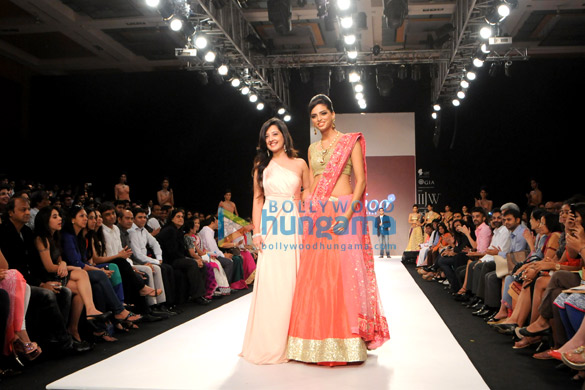 celebs walk the ramp for saboo jewels at iijw 2013 3