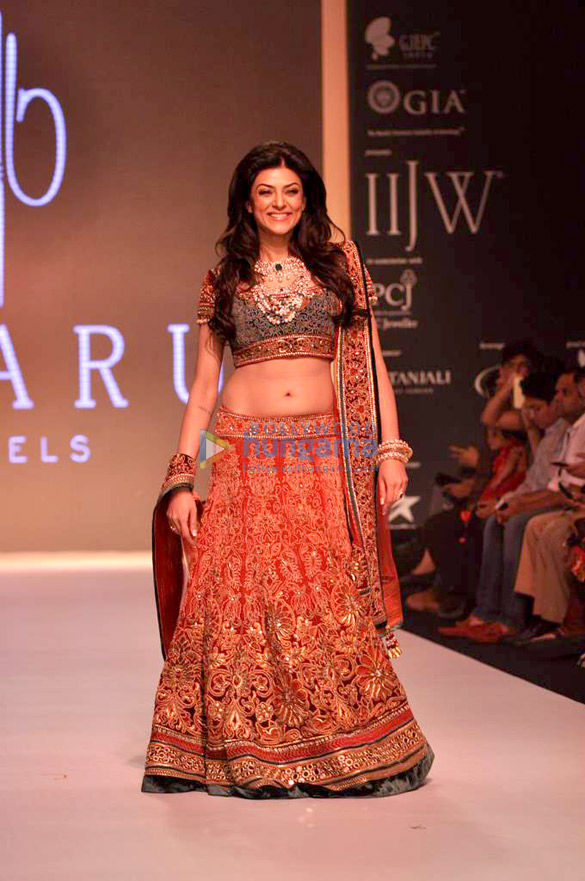 sushmita sen walks the ramp at iijw 2013 2