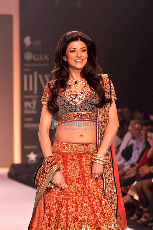 sushmita sen walks the ramp at iijw 2013 3