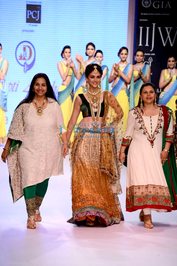 aditi rao hydari walks the ramp for dipti amisha at iijw 2013 5