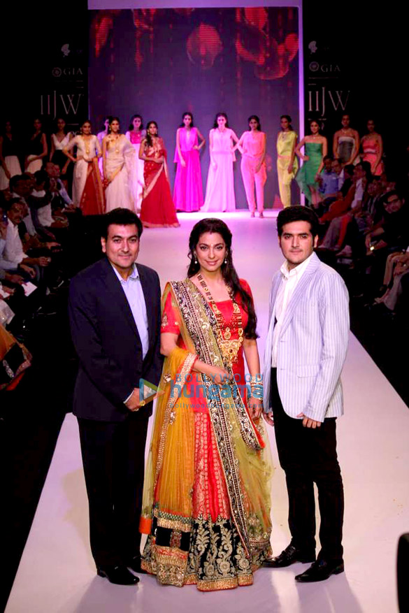 juhi chawla walks the ramp for shringar at iijw 2013 5
