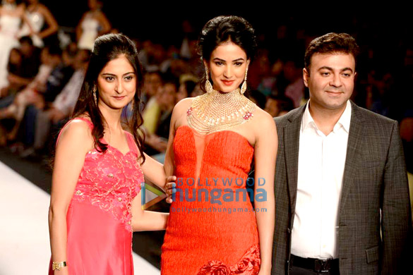 sonal chauhan walks the ramp for kashi jewellers at iijw 2013 7