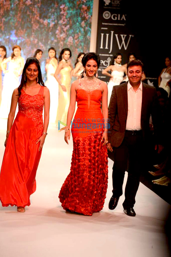 sonal chauhan walks the ramp for kashi jewellers at iijw 2013 6