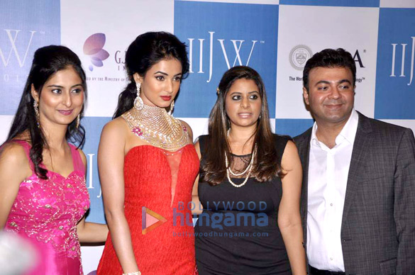 sonal chauhan walks the ramp for kashi jewellers at iijw 2013 10