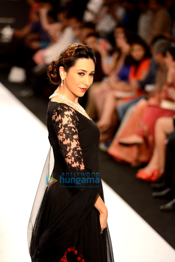karisma kapoor walks the ramp for kays jewels at iijw 2013 3