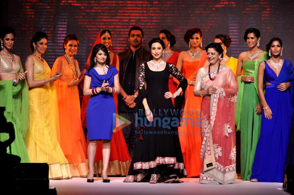 karisma kapoor walks the ramp for kays jewels at iijw 2013 9