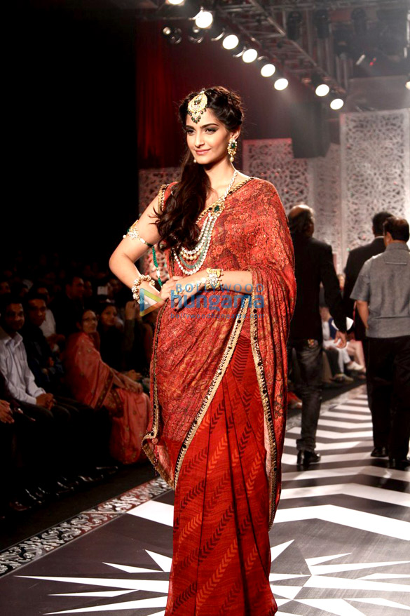sonam chitrangda walk at iijw 2013 finale 2