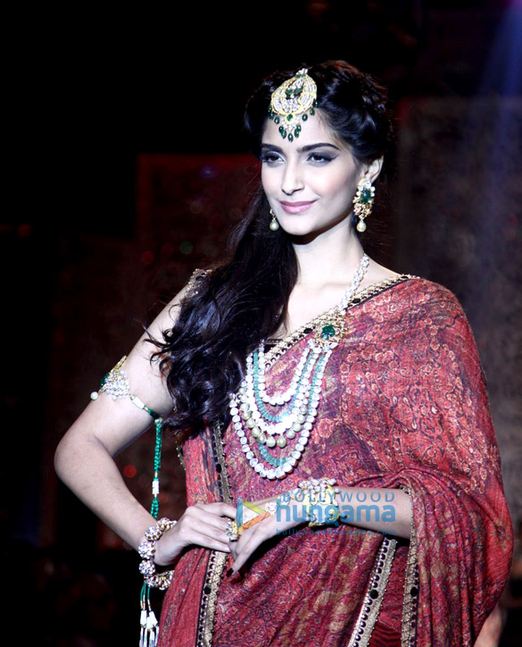 sonam chitrangda walk at iijw 2013 finale 6