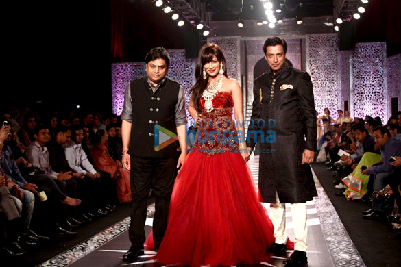 sonam chitrangda walk at iijw 2013 finale 5