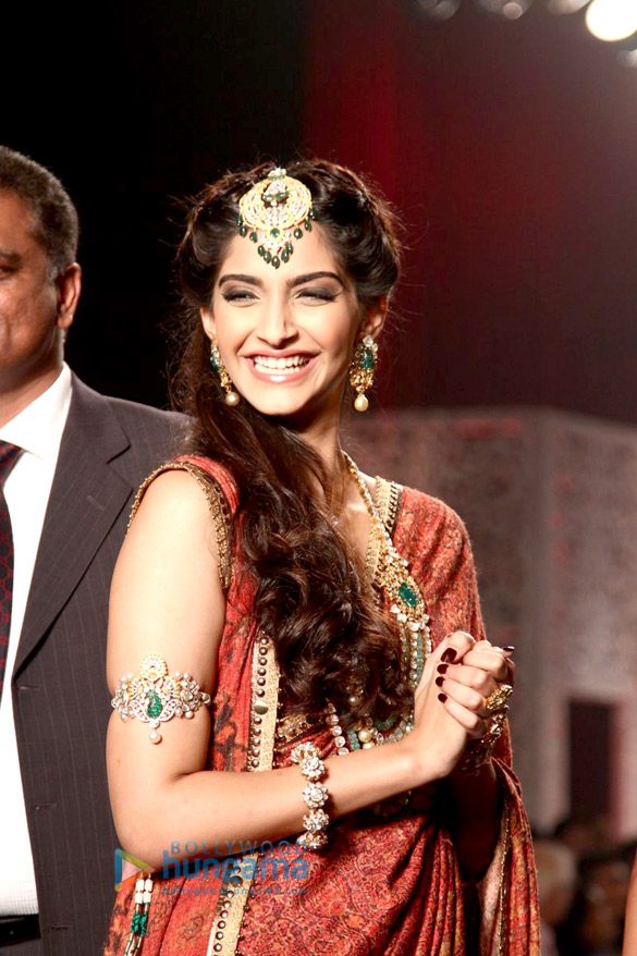 sonam chitrangda walk at iijw 2013 finale 9