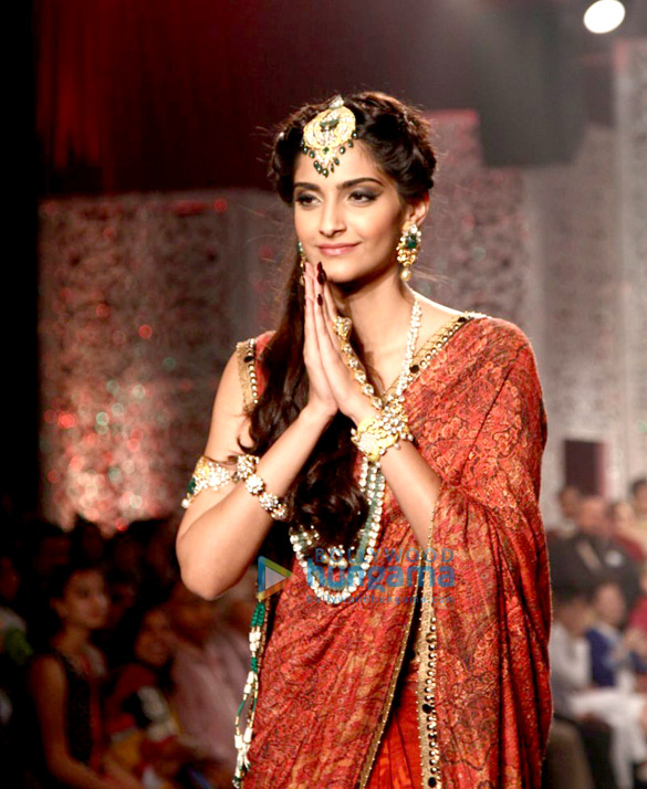 sonam chitrangda walk at iijw 2013 finale 11