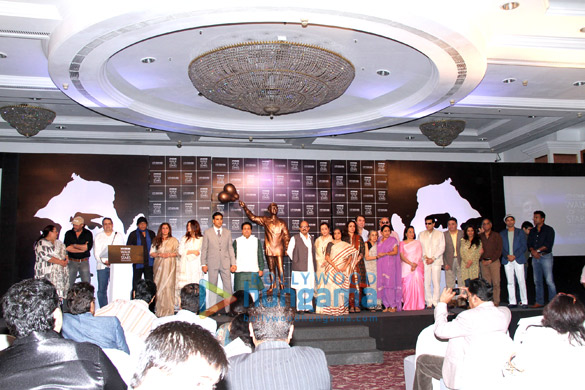launch of rajesh khannas statue for utv stars walk of the stars 2