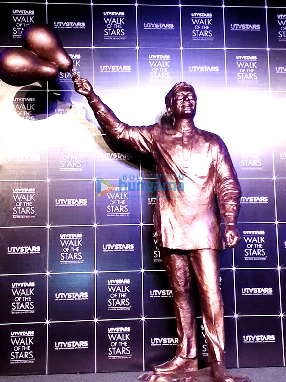 launch of rajesh khannas statue for utv stars walk of the stars 8