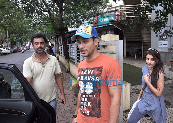 kunal khemu soha snapped at pvr juhu with friends 10