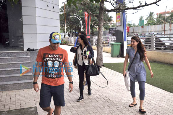 kunal khemu soha snapped at pvr juhu with friends 4