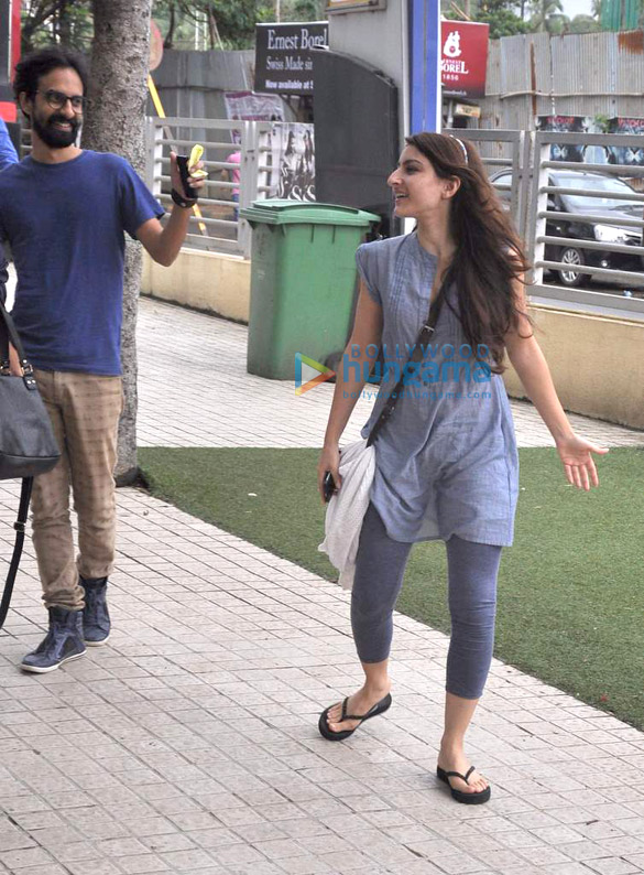 kunal khemu soha snapped at pvr juhu with friends 5