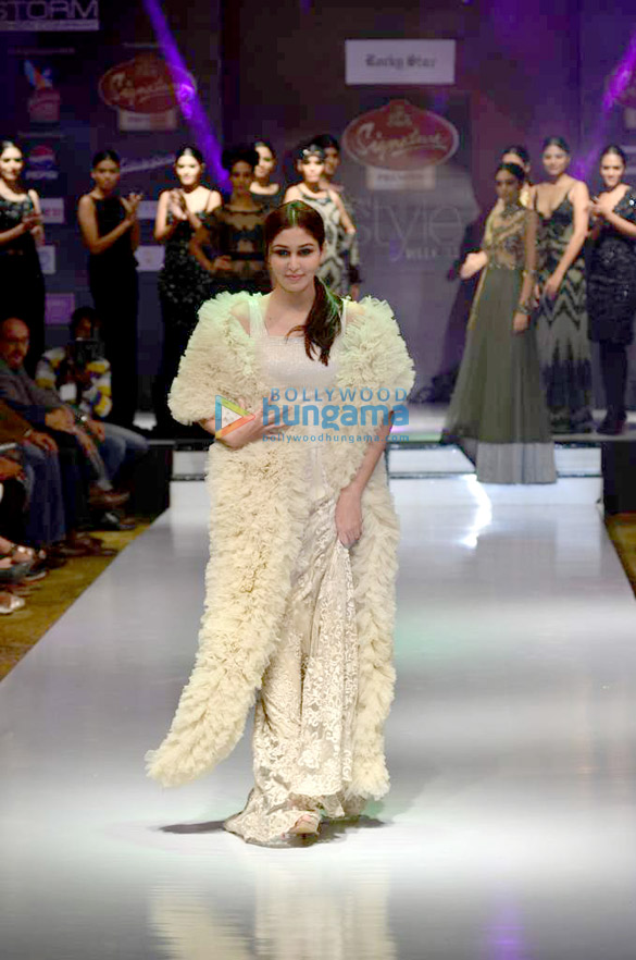 pooja chopra walks the ramp for rocky s at signature fashion week 2013 2