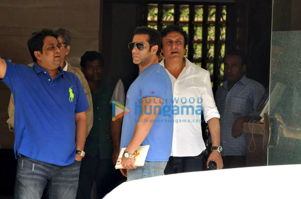 salman snapped with family post raksha bandhan 2