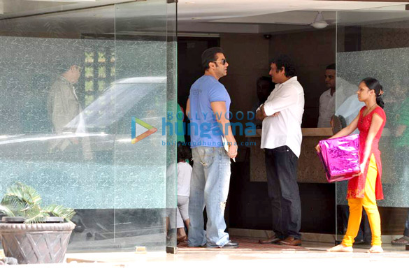 salman snapped with family post raksha bandhan 8
