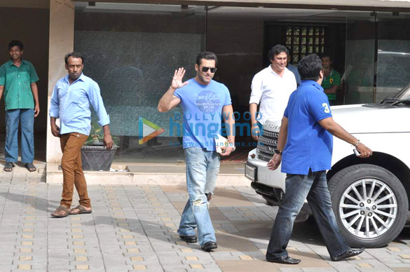 salman snapped with family post raksha bandhan 10