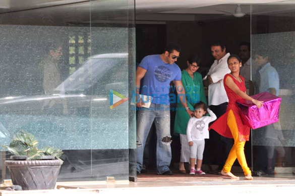 salman snapped with family post raksha bandhan 6