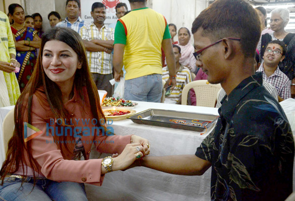 kainaat arora celebrates raksha bandhan with cancer patients 4