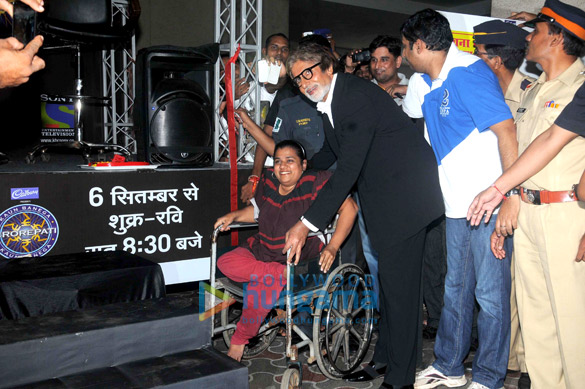 amitabh bachchan flags off kbc aapke shaher mein bus 5