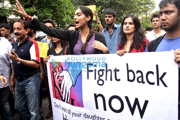 sonam kapoor supports the peace march for mumbais rape victim 2