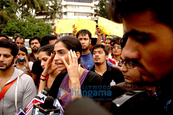 sonam kapoor supports the peace march for mumbais rape victim 4