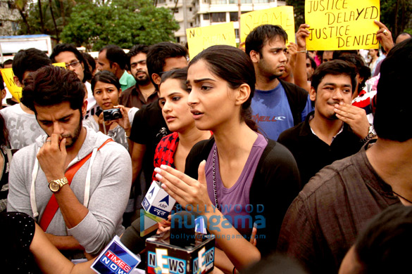 sonam kapoor supports the peace march for mumbais rape victim 6