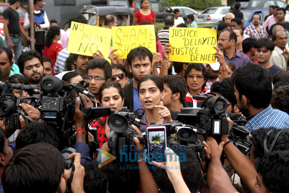 sonam kapoor supports the peace march for mumbais rape victim 7