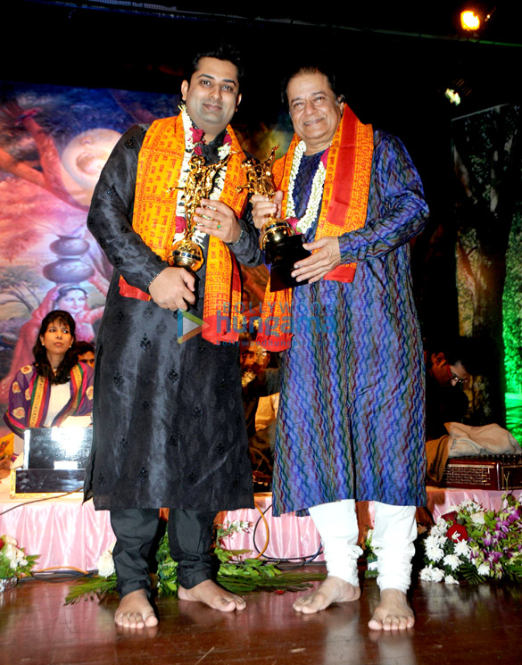 launch of anup jalota sumeet tappoos album hare krishna 4