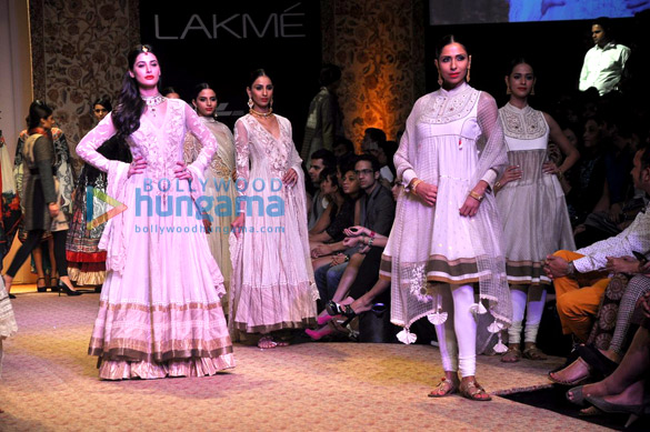 nargis fakhri walks for ritu kumar at lfw 2013 6