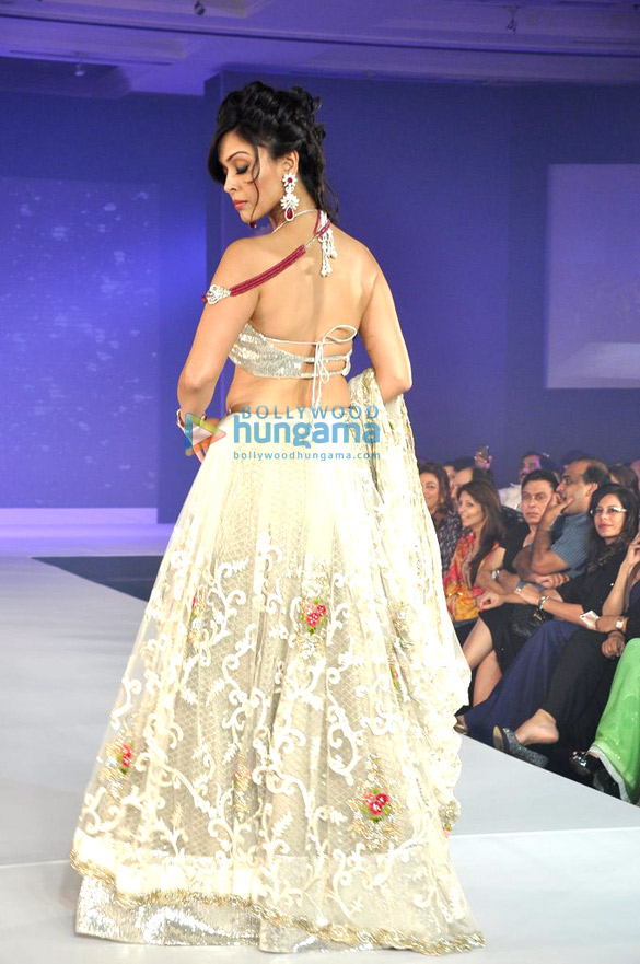 celebs walk the ramp at glamour style walk 2013 6