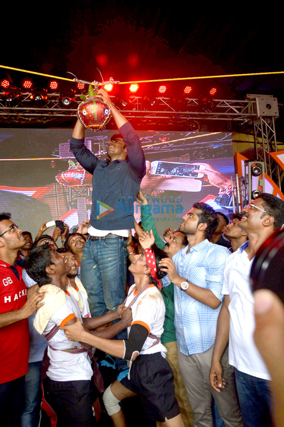 hrithik arjun jacqueline at dahi handi celebration in thane 4