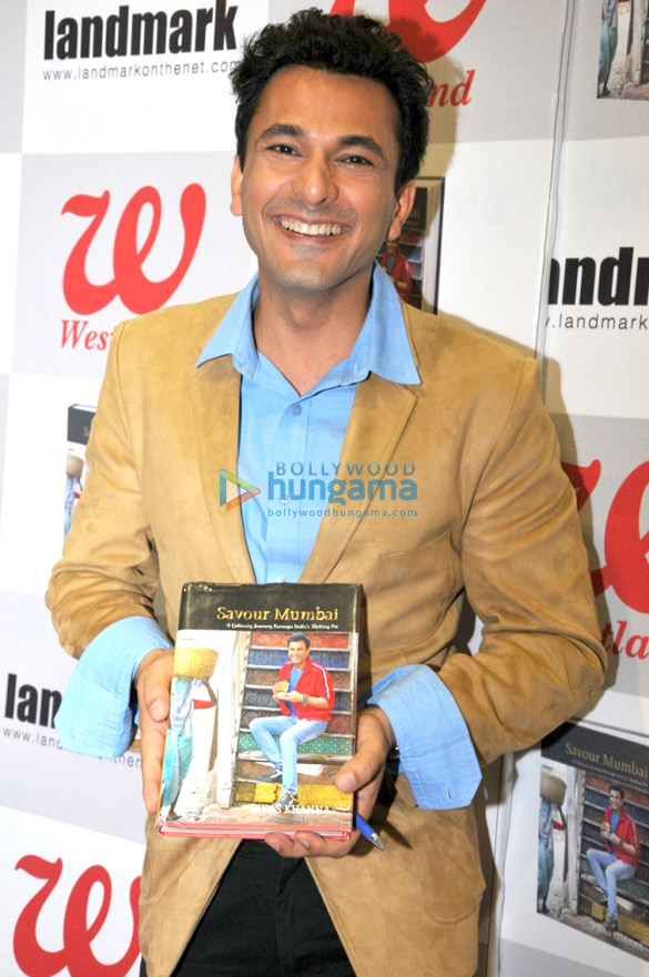 chef vikas khanna launches his latest book savour mumbai 3
